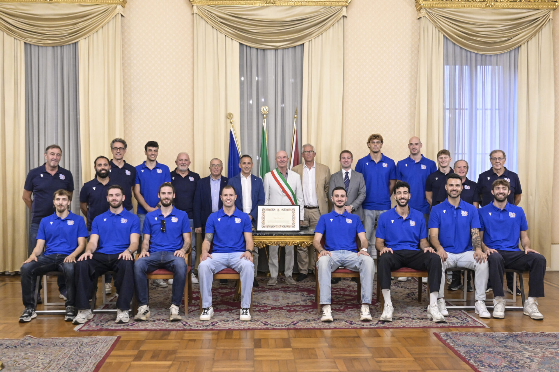 La VeroDol CBD Pielle Livorno omaggiata in Comune con una pergamena celebrativa